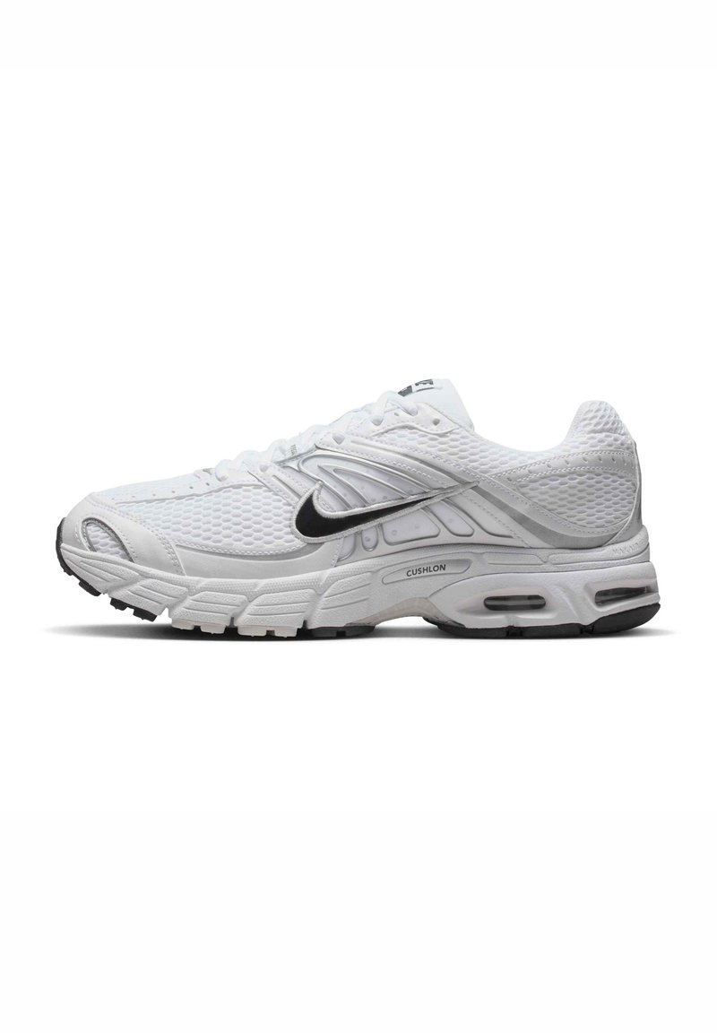 Bílé sportovní boty s síťovaným svrškem, černým logem Nike, polstrovanou podrážkou a texturovanými detaily. Obsahují zesílenou špičku a patu.