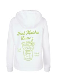 Felpa bianca con una stampa grafica verde di un matcha latte ghiacciato con testo: "Matcha Latte Ghiacciato," "Macinato Fresco," e "Montato Perfettamente."