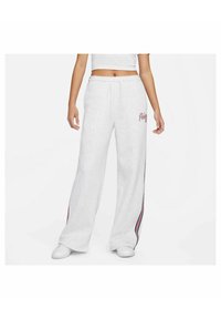 Graue Sweatpants mit lockerer Passform, Kordelzugbund, seitlichen Streifen in Rot und Marineblau sowie einem kleinen Logo auf der linken Hüfte. Weiches Baumwollmaterial.