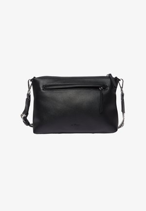 Borsa a tracolla in pelle nera con finitura texturizzata, tasca frontale con zip e tracolla regolabile con un'accogliente decorazione.