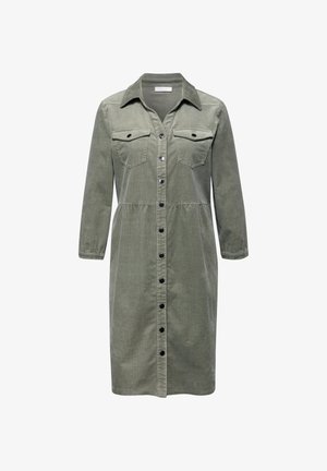 Vestido abotonado verde oliva con cuello, dos bolsillos en el pecho y mangas tres cuartos. Cuenta con una cintura fruncida y botones negros.