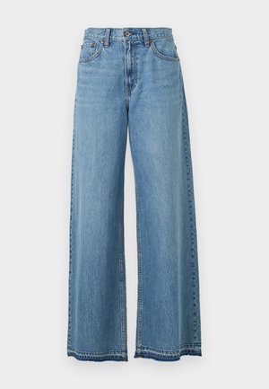 Lichtblauwe high-waisted jeans met wijde pijpen, een voorste knoop, rits en klassiek ontwerp met vijf zakken, afgebeeld op een witte achtergrond.