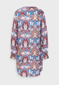 Pitkähihainen tunika, jossa monimutkaiset kukka- ja paisley-kuviot punaisena, sinisenä, valkoisena ja beigeä, esitetty takaa yksinkertaisella taustalla.