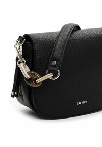 Melnas teksturētas somiņas ar izliekta formas kontūru, noņemamu siksnu, apaļu akrila akcentu un zelta logotipa detaļu.