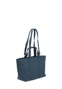 Bolso tote de cuero texturizado azul con dos asas cortas y dos largas, forma rectangular y sutil logotipo de la marca en la parte inferior frontal.