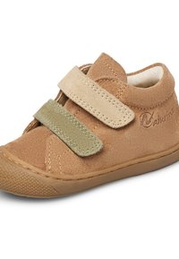 Chaussure pour tout-petits en cuir suédé marron avec deux sangles velcro réglables de couleur beige clair et vert olive. Bout arrondi, semelle en caoutchouc texturée et détails de couture.