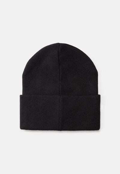 Gorro de malha preto com bainha dobrada, feito de tecido suave. A parte superior é arredondada e a textura é lisa com um design de malha fina.