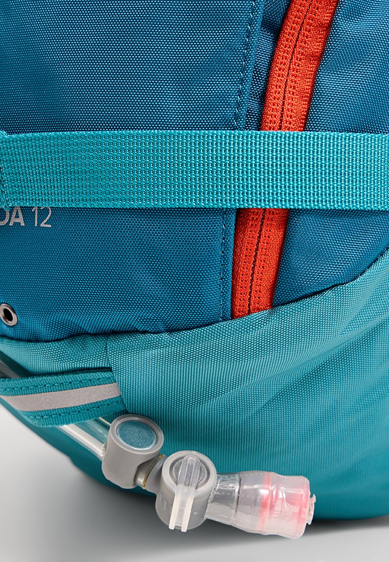 Niebieski plecak z pomarańczowymi detalami na zamku, wyposażony w szary system nawadniający oraz teksturowaną powierzchnię. Zawiera boczną kieszeń z odblaskowym paskiem.