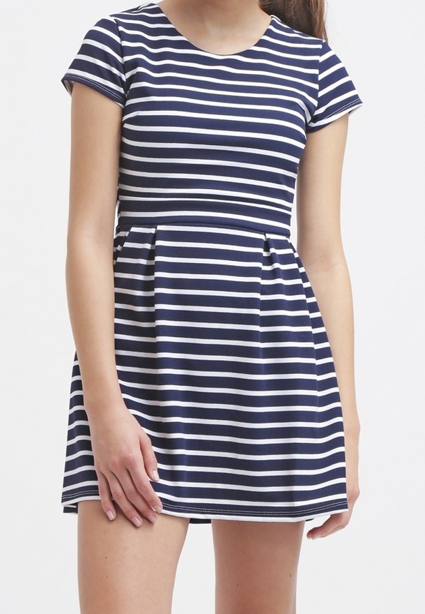 Tummansininen ja valkoinen raidallinen lyhythihainen mekko, jossa on istuva body ja leveä helma. Valmistettu pehmeästä, kevyestä kankaasta, jossa on pyöreä pääntie.