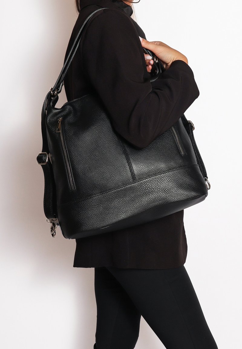 Borsa a tracolla in pelle nera con finitura testurizzata, doppi manici e tasche esterne con zip.