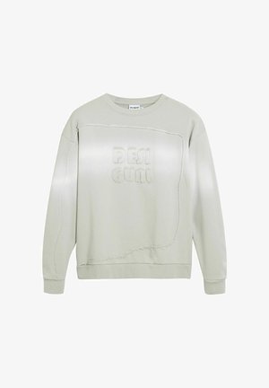 Hanorac gri deschis cu croială lejeră, cu broderie texturată „DESIGUAL”, detalii vizibile de cusătură și material moale.