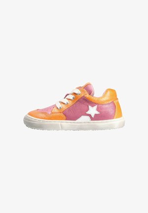 Kinderschuh mit niedrigem Schaft, orangefarbenen und pinkfarbenen Lederpaneelen, weißem Stern-Detail, weißen Schnürsenkeln und weißer Gummisohle.