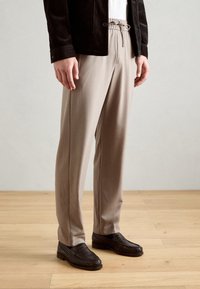 Lindbergh - RELAXED FIT PANTS - Housut - deep sand melange Pienoiskuva 1