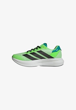Zapatillas deportivas verdes con rayas y acentos negros, que cuentan con una parte superior de textil ligero y una suela blanca acolchada.