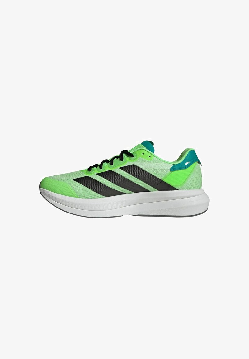 Zapatillas deportivas verdes con rayas y acentos negros, que cuentan con una parte superior de textil ligero y una suela blanca acolchada.