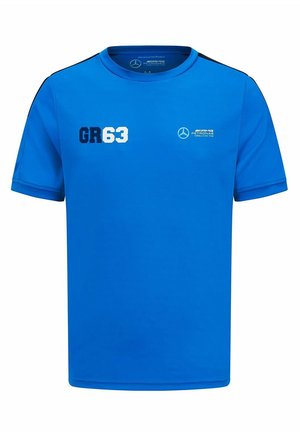 Niebieska koszulka sportowa z gładkiego materiału. Posiada nadruk "GR63" w czerni i bieli oraz logo Mercedesa na klatce piersiowej. Krótkie rękawy, okrągły dekolt.