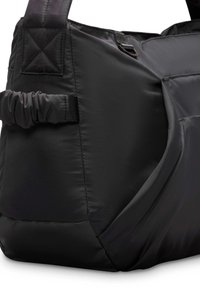 Zwarte nylon tas met een gladde textuur, verstelbare schouderriem, zijvak en plooidetail voor een veilige sluiting. Ontworpen voor functionaliteit.