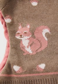 Strickpullover mit braunem Grundton, der ein pinkes Eichhörnchen-Motiv und kleine weiße Eicheln zeigt. Strukturiertes Material mit kontrastierenden pinken Details.