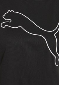 T-shirt noir arborant un logo Puma blanc en silhouette bien visible, fabriqué en tissu doux avec une texture lisse.