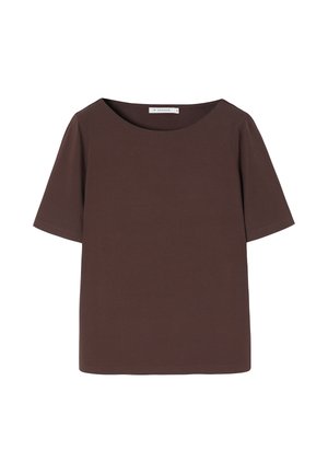 Brązowa bawełniana koszulka z krótkimi rękawami, szerokim dekoltem i luźnym krojem. Gładka tekstura, bez widocznych wzorów czy ozdób.
