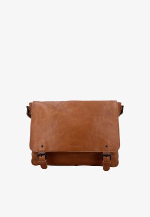 Sac messager en cuir marron avec rabat avant et deux sangles à boucle noire sur fond blanc.