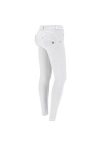 Weiße Leggings mit hohem Bund, geschwungenen Gesäßtaschen mit Metallakzenten und einem glatten, dehnbaren Stoff. Maßgeschneiderte Passform und elegantes Design.
