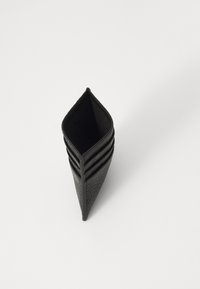 Cartera negra texturizada con un diseño cónico, que cuenta con cinco ranuras para tarjetas y un compartimento abierto. Forro interior suave.