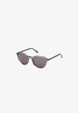 Gafas de sol en tonos grises con lentes redondeados y montura gris oscuro. Patillas delgadas con un sutil detalle de marca. Lentes de degradado oscuro que ofrecen protección solar.