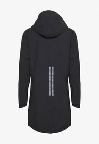 Giacca impermeabile nera con cappuccio, dotata di strisce riflettenti sulla schiena, maniche lunghe e un orlo leggermente curvato.