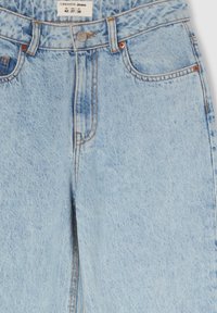 Jeans in denim azzurro chiaro con vita alta, caratterizzati da un leggero sbiadimento, rivetti in rame e un'etichetta con la scritta "Terranova Jeans" all'interno della cintura.