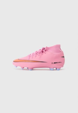 Pinkfarbener Fußballschuh mit hohem Knöchelkragen, orange-schwarzem Nike-Swoosh und hellblauen Stollen vor weißem Hintergrund.