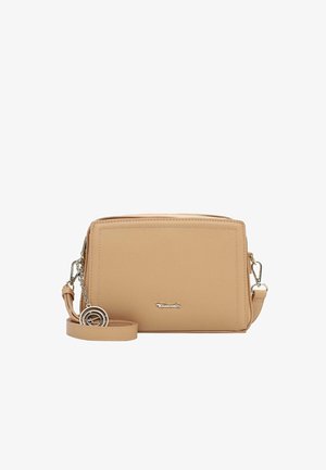 Kleine rechthoekige beige crossbodytas met zilveren sluiting, afneembare band en ronde zilveren sleutelhanger bedel op witte achtergrond.