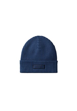 Bonnet en maille côtelée bleu marine avec bord-côte replié comportant un petit patch noir avec le logo Calvin Klein à l'avant.