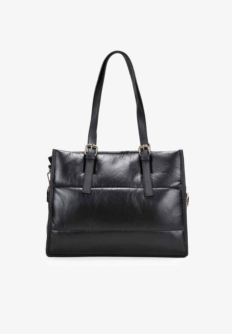 Bolso de mano de cuero negro con un diseño estructurado, que cuenta con dos asas superiores, una textura suave y acentos de costuras horizontales.