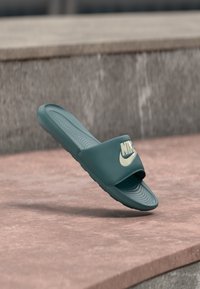 Valimata, mineral slate/coconut milk