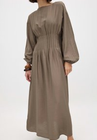 NA-KD LONG SLEEVE PLEATED - Maksimekko - brown