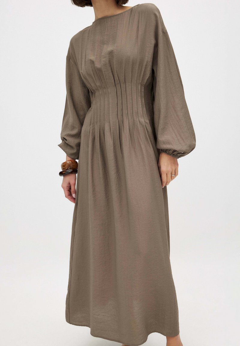 NA-KD LONG SLEEVE PLEATED - Maksimekko - brown