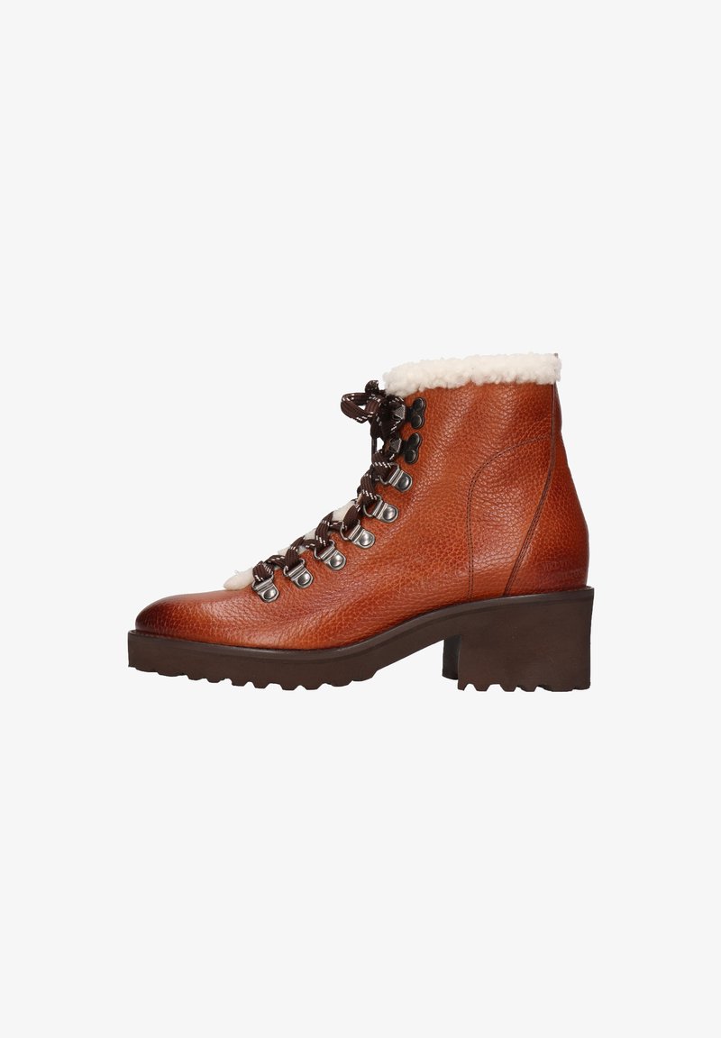 Bruin leren enkellaarsjes met een gestructureerde afwerking, een met bont gevoerd manchet, metalen haken en een stevige, gegroefde zool. Vetersluiting design.