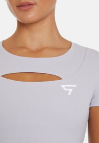 SQUATPROOF HOLLOW OUT CROPPED   - Základné tričko - lavender white