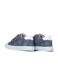 Denim sneakers met een witte rubberen zool, klittenbandsluitingen en contrasterende witte accenten. Geweven blauwe stof met stikseldetails.