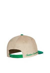 Beżowa czapka z zielonym daszkiem i plastikowym zapięciem na snapback. Na plecach wyhaftowany jest napis "Creative Department" w kolorze zielonym.
