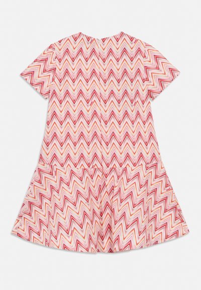 Φόρεμα με κοντά μανίκια και φουσκωτή φούστα, με ροζ και πορτοκαλί ζιγκ ζαγκ σχέδιο και κεντρικό φερμουάρ στην πλάτη.