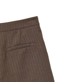 Tessuto marrone a righe sottili con una consistenza liscia. Caratterizzato da una tasca posteriore singola con apertura dritta. Forma sagomata, adatta per abbigliamento formale.