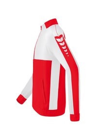 Rote und weiße Jacke mit Reißverschluss, langen Ärmeln, hohem Kragen und seitlichen Taschen. Akzentuierungen umfassen Streifen und Logos am Arm.