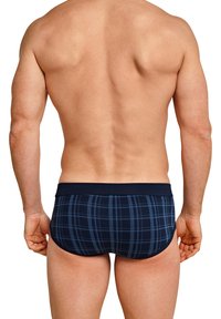 Slip da nuoto da uomo a quadri blu navy con elastico scuro in vita. Il tessuto presenta un motivo a scacchi in diverse tonalità di blu.