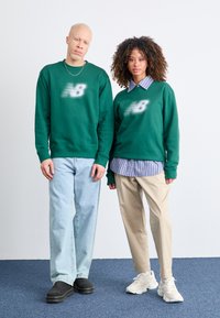 New Balance GRAPHIC CREW UNISEX - Felpa - nightwatch green