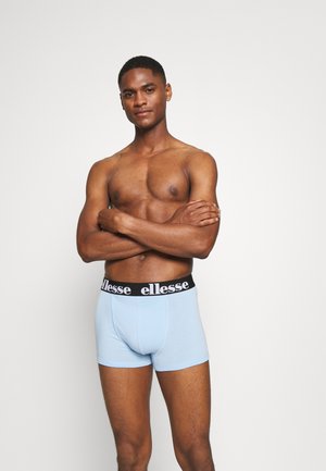 Hellblaue Boxershorts mit schwarzem Bund, auf dem der Markenname "ellesse" in Weiß steht. Glattes Material, enganliegende Passform, minimalistischer Stil.