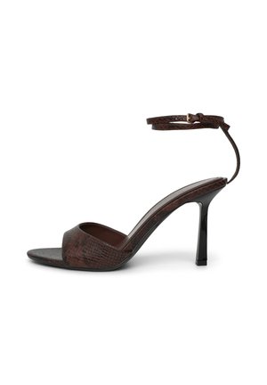 Sandale à talon haut marron foncé avec bout ouvert, bride de cheville avec boucle et motif texturé peau de serpent sur les brides et la semelle.