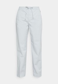 Světle modré, lehké kalhoty s elastickým pasem a šňůrkou. Obsahují postranní kapsy a rovný střih nohavic. Hladká textura.