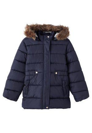 Manteau d'hiver matelassé bleu marine avec poches à l'avant, boutons-pressions et une capuche bordée de fausse fourrure marron.